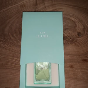 Caia parfym🥂 - Säljer den trendiga caia parfymen Le Ciel som verkligen doftar SÅ GOTT😍👍 det är även limited edition,använd ungefär 5-6 gånger och säljer för har hittat ny parfym✌️ ordinarie pris-595  