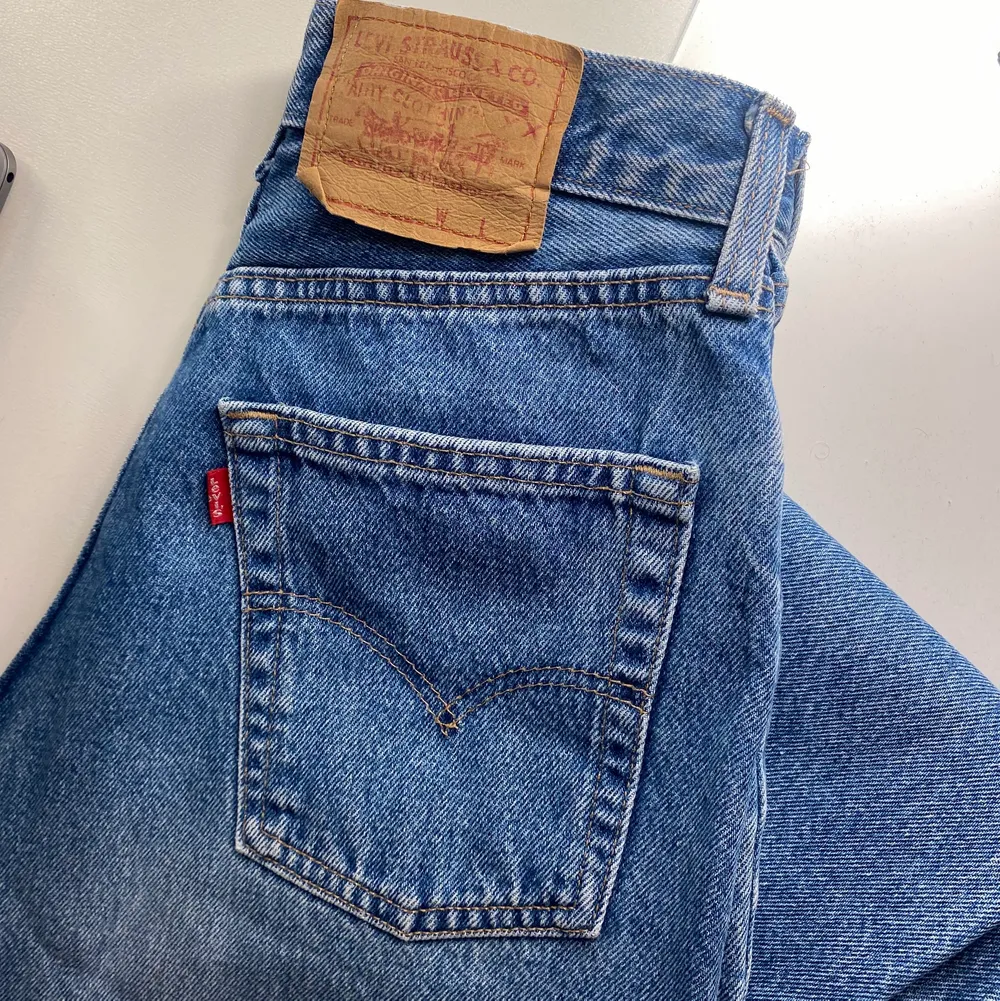 Vintage Levis jeans i nyskick! Stl s/m, jag är en medium. Jag är 166cm lång 💗 frakt tillkommer! . Jeans & Byxor.