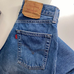Vintage Levis jeans  - Vintage Levis jeans i nyskick! Stl s/m, jag är en medium. Jag är 166cm lång 💗 frakt tillkommer! 