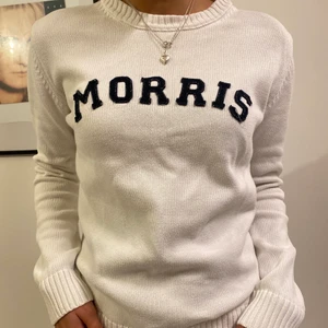 Stickad tröja  - 💕Säljer min använda men välbevarade Morris tröja! Inga defekter, säljs inte längre! Köpte i London för 2799 kr