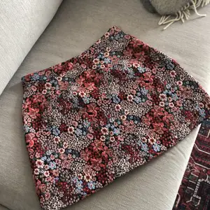 En superfin kjol som aldrig kommit till användning🌸 Den är från Primark men köpt second hand. Storlek 38 men passar även 36 skulle jag säga. Dragkedjan ”ska” vara fram men den går att ha åt båda hållen🌺 Köparen betalar frakten 