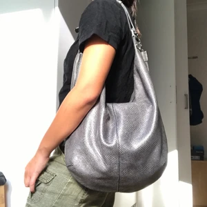 gianni chiarini väska  - silvrig väska från gianni chiarini💓💓har en tofs detalj på sidan som är avtagbar:) inköpt ganska dyrt (märkes väska)! frakt 66kr