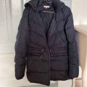Tommy hilfiger - Dunjacka i storlek M men passar som en S. Säljes då den inte kommer till användning. Annars är den inte använd mycket och i fint skick 😊