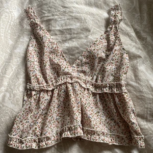 Blommig topp - En söt blommig topp ifrån shein i storlek S, säljer då den aldrig är använd (köpt i somras) och kommer aldrig att användas heller! Bra material och ej genomskinlig. Köptes för 89 kr.💞