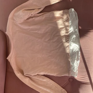 Tröja  - Rosa tröja med vit kant 