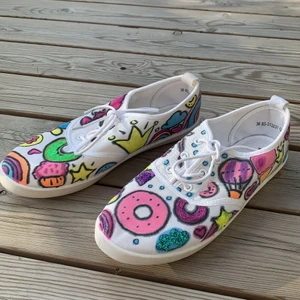 Thomas och Malin designade skor! - Signerade skor i storlek 36 som jag vunnit i Thomas och Malins giveaway! Aldrig använda men supercoola! Handgjorda av Malin och signerade där bak. Skicka till mig om du vill ha bevis på att dem är äkta osv! 💓💓