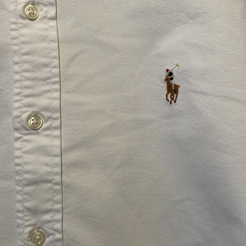 Skjorta från Polo Ralph Lauren i bra skick. Storlek: S passform: Slimfit.. Skjortor.