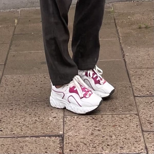 Acne Studios Manhattan Sneakers - Coolaste o bästa skorna. Bra skick. 💖