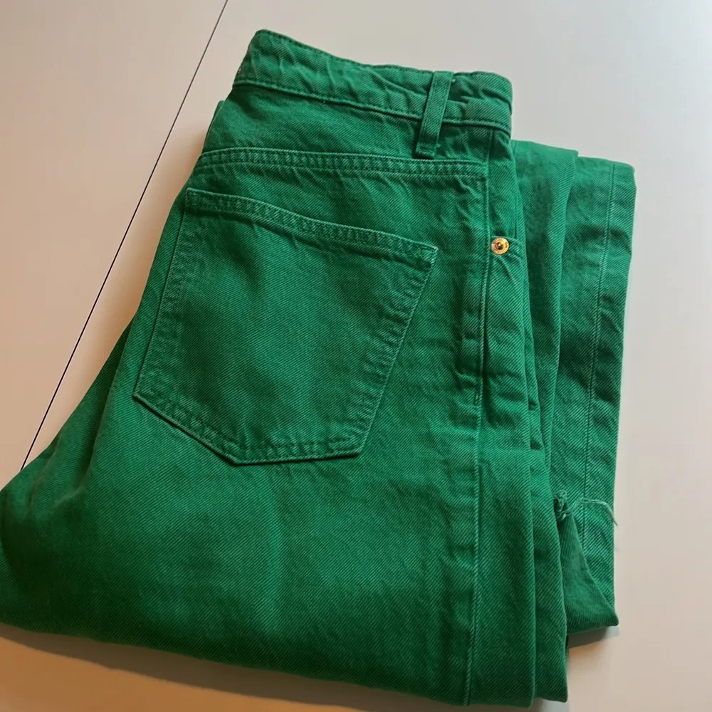 Jättecoola gröna jeans!! Ganska långa på mig som e 167💓💓. Jeans & Byxor.