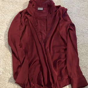 Skjorta  - En silkig skjorta från vero moda