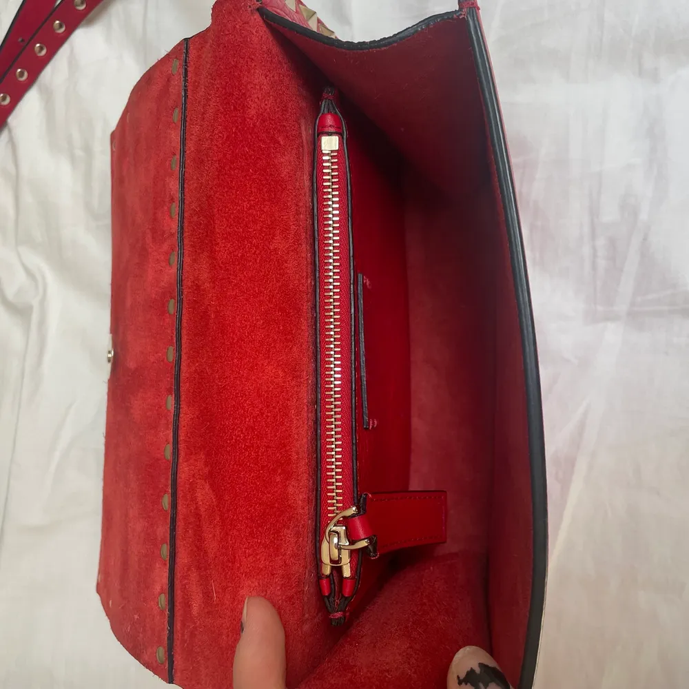 Röd valentino väska i nyskick! Köpt på Valentinos hemsida förra året. Ordinarie pris : 14,295 kr. Går bra att leverera och mötas! . Väskor.