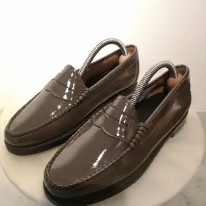 Klassiska penny loafers från amerikanska GH Bass. Grå glossy läder, provade, aldrig använda. 