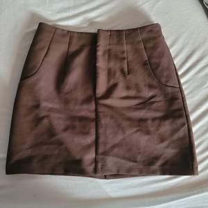 Brun kjol från pull&bear som är väldigt 60-tals inspirerad!! Säljer för att den har blivit för liten.