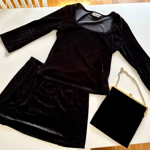 Svart “sammet” two piece set - Svart two piece set I “sammet” från sent 90-tal (väskan säljs separat) 