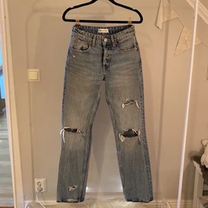 Zara straight jeans stl 32 - Zaras populära jeans. Nästan aldrig använda så i mycket bra skick.