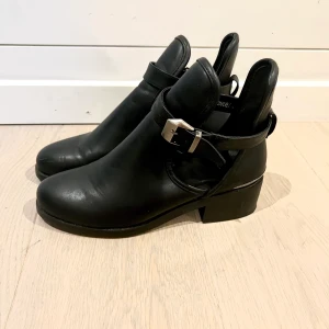 Boots - Så fina skor från NLY. Säljer på grund av att de aldrig kommer till användning längre vilket är synd då de verkligen är superfina! Storlek 38 🌸 