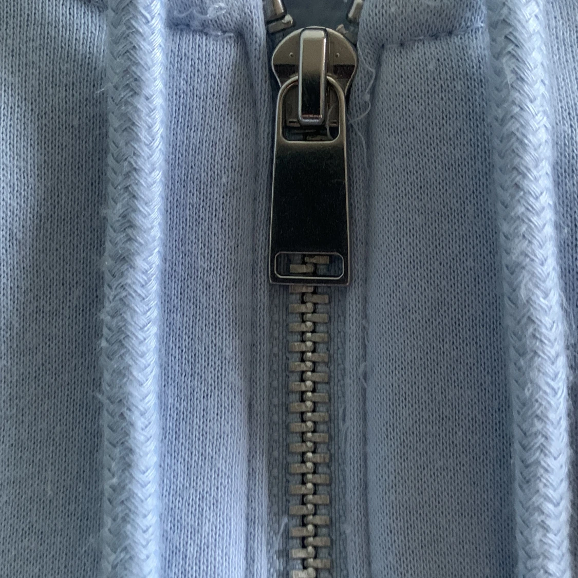 En blå jättefin tröja som är använd ett fåtal gånger. - 90