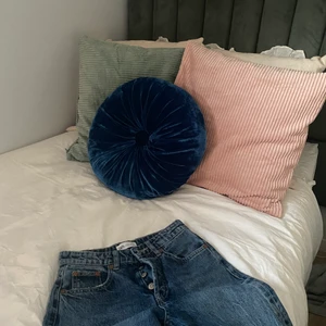 jeans Zara - ett par zara jeans med 4 knappar i storlek: 32 🤩 nypris: ca: 300 tyvärr är de uppklippta men på mig som är ca: 150 är de fortfarande långa. innerbenslängden är ca: 70 cm. hör av er om ni har frågor/vill ha en annan bild på de  frakt: 63 kr ❤️