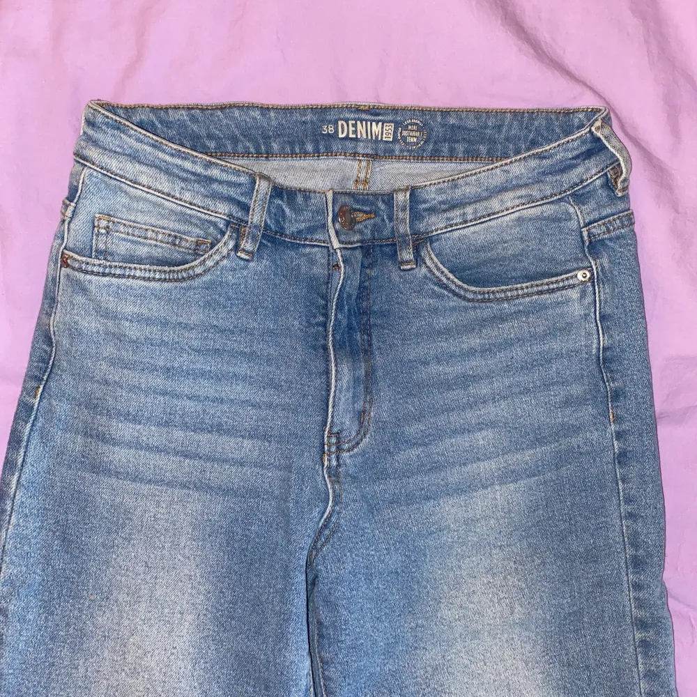 Ljusblå jeans från KappAhl. Lite mjukare jeansmaterial utan att kännas tunna.. Jeans & Byxor.