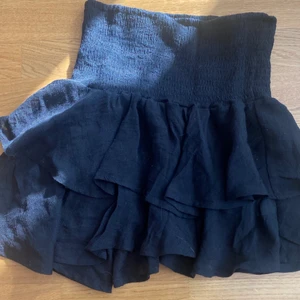 Kjol - En jättesöt svart volangkjol i storlek xs men skulle även säga att den passar s!