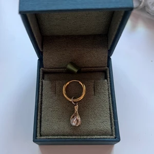 Maria nilsdotter örhänge!! - Säljer detta superfina örhänge från Maria Nilsdotter! Nypris runt 2000kr, kan även tänka mig att byta mot något annat örhänge eller smycke från Maria Nilsdotter 