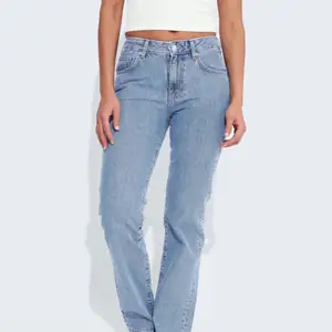 Säljer mina raka blåa lowwaist jeans från bik bok då dom inte kommer till användning skriv för fler bilder på💗 ny pris 500.  Mitt pris 350+frakt. 