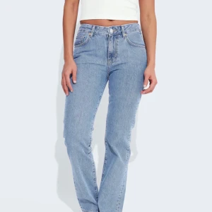 Bik bok - Säljer mina raka blåa lowwaist jeans från bik bok då dom inte kommer till användning skriv för fler bilder på💗 ny pris 500.  Mitt pris 350+frakt. 