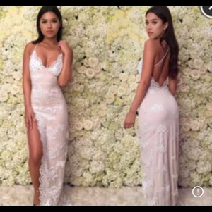 Rosa balklänning - Rosa super snygg balklänning Utsmyckad med slits, korsade axelband, spets vid ryggen, pärlor och en snygg rosa färg. Exakt samma klänning som första bilden visar, fast när jag beställde den så valde jag en mer rosa färg (på första bilden är den mer beige). Inga defekter varken fläckar, lösa trådar eller pärlor som åkt av.  Skicka gärna om ni vill ha fler bilder😊🌸 Strl: M Använd 1 gång Nypris: 2500kr  #balklänning #sell5things #bal22