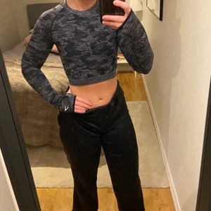 Träningströja Gymshark - Träningströja Gymshark. Använd 1-2 gånger på grund av för tight för mig. Har även ”hål” för tummarna. I storlek XS. Köptes för 499, finns inte kvar på hemsidan längre. 