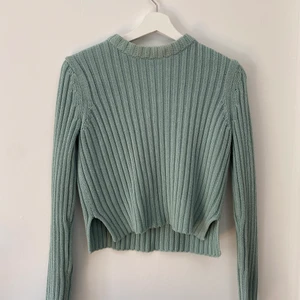 Mingrön stickad - Så himla mysig vårfärg!! Även den här är tyvärr något för liten för mig! Hoppas någon annan kan få användning av den!! Priset plus frakt!! 🚚🥰 