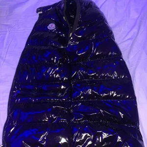 Moncler - Säljer en Moncler väst använt bara 2 månader funkar perfekt 