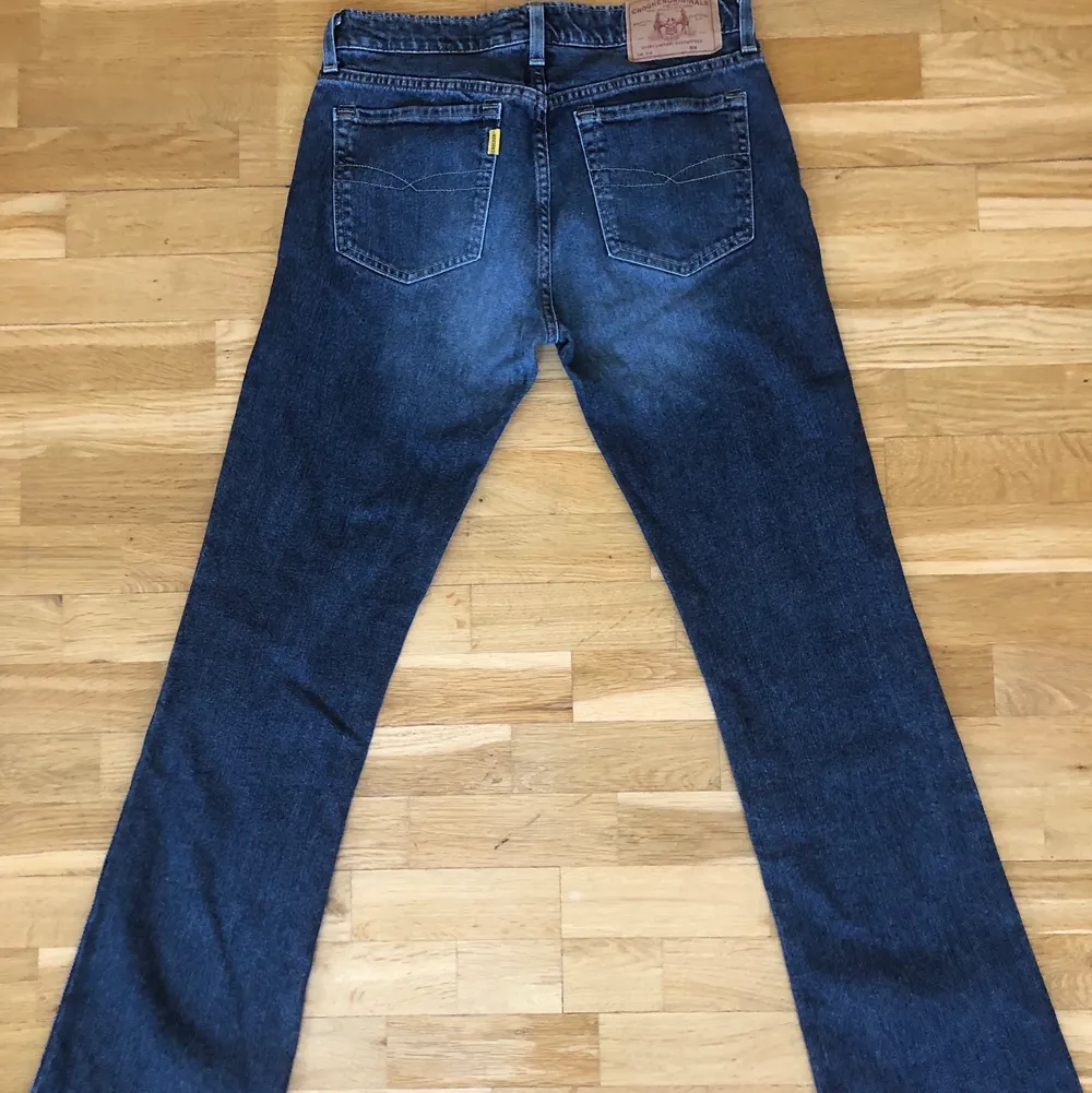 Säljer dessa jeans då de inte kommer till användning och de är i väldigt fint skick, de är i strl M och mid rise. Midjemåttet är 79 cm, innerbensläng 80 cm och ytterbensländ 103 cm. Pris kan diskuteras !💕. Jeans & Byxor.