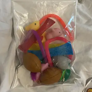 Fidget toys som är köpta i butik och på internet ä (amazon) jag vill helst bara bli av med dom så kom med pris idéer jag postar så senast jag kan och skriv till mig om du är intresserad eller har frågor! 