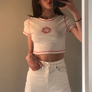 Cool t-shirt - T-shirt från hm men röda detaljer. Använd ett fåtal gånger. Bra skick, men säljer då den inte är min stil längre