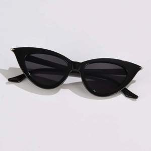 Solbrillor från shein. Dom är bra i storlek och smala/små i själva ”glaset”. Du får med fodral.