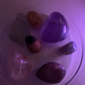 Kristaller  - Säljer dessa äkta kristaller for tappat intresse en av dem vet  jag inte vad dem är men den är äkta säljer som ett pack 😽