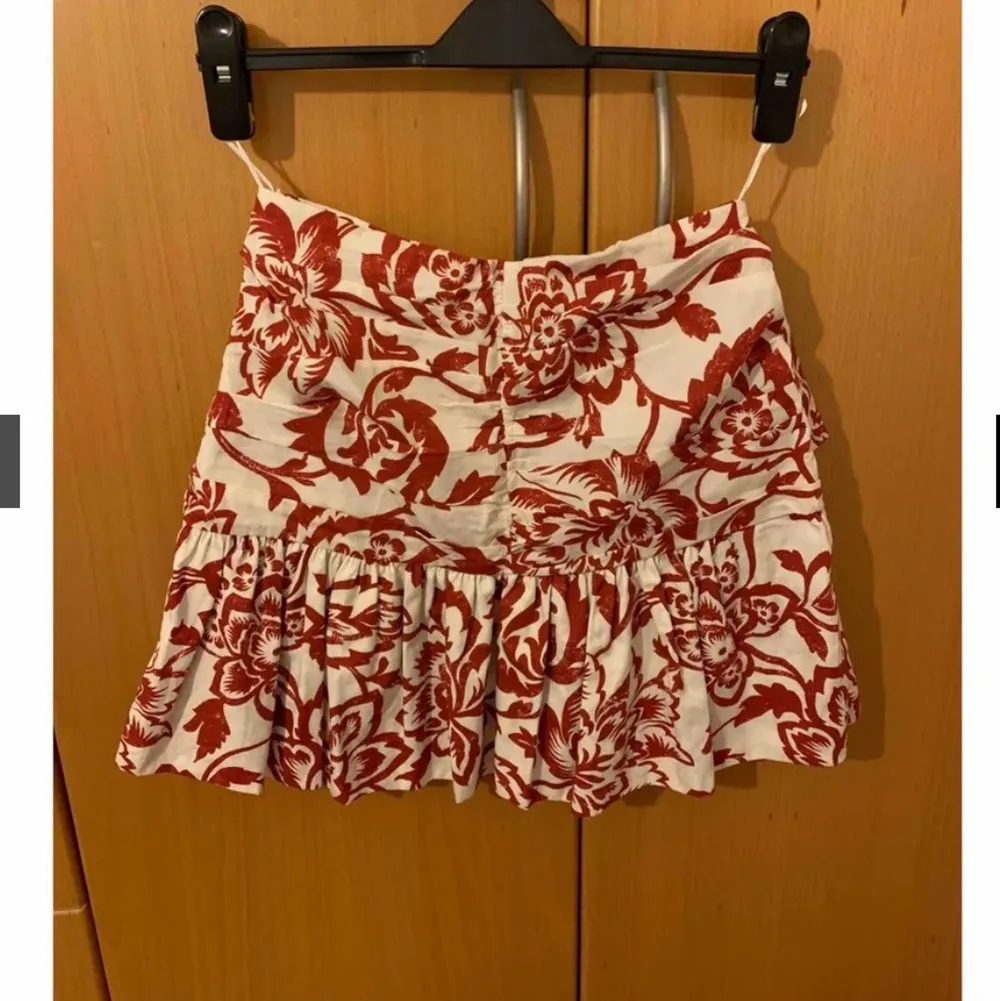 Säljer min somriga kjol från zara💕 Köpt för något år sedan men är inte använd mycket alls. Kan både mötas upp (Sthlm) Elr frakta❤️. Kjolar.