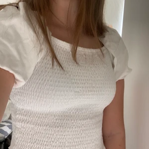 Vit tröja med puffärmar - Säljer min vita tröja med puffärmar från ginatricot. Den är i storlek M men skulle även passa S. Säljer för 110kr💕💕