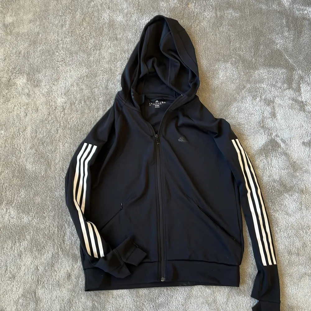 Adidas huvtröja dam, tunn, storlek M. Hoodies.