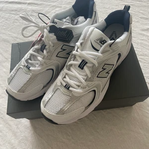 New Balance 530 strl 42 - HELT NYA! Aldrig använda. Säljer för att jag fick fel strl hemskickat. Skorna är små i storlekarna, så skorna skulle vanligtvis passa en 41,5. 