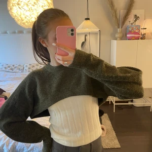 Tröja - Grön stickad kort tröja från hm. Använd 1 gång, nyskick! 💖