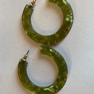 Gröna örhängen från hm. Ser typ lite ut som genomskinlig marmor ❤️