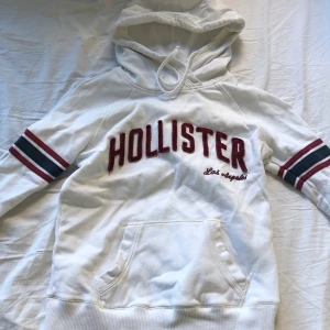 Vit hoodie med text från hollister - Superfin och mysig hoodie från hollister. Använd ett fåtal gånger. Fina detaljer.