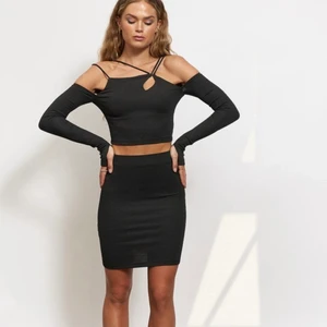 Kjol och topp - Ett skitsnyggt set från Hanna Schönbergs kollektion med nakd! Så snyggt med en kavaj över och ett par boots! Storlek XS i både kjol och topp🥰