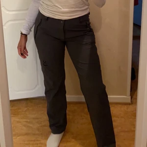 Haglöfs byxor grå dam - Säljer dessa snygga byxor från Haglöfs. Köpt under augusti månad och är i riktig bra skick. Använd i fåtal gånger. NYPRIS 1200kr. Säljer för 500kr. Modellen heter Morän Pant Women. Flera bilder kan skickas.  🖤BYXORNA + FRAKT = 550kr 🖤