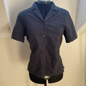 Weekday kortärmad skjorta - Säljer denna skjortan från weekday som ej kommit till användning! Storlek xs, men passar upp till M beroende på om man gillar den mer oversize eller figurnära. GRATIS FRAKT 💕