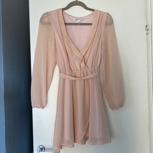 Sommarklänning - Klänning från Nelly, använd en gång på ett bröllop. Som ny! Storlek 36 🤍