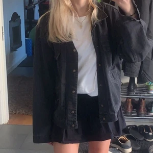 Kjol - Säljer min svarta söta kjol som passar till allt! Använd typ en gång!