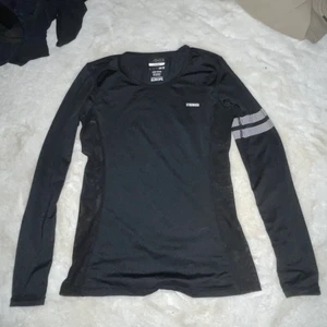 Stronger tröja - Säljer denna då den inte används mer. Den är alltså använd men i helt okej skick. Inga defekter förutom att resten på insidan är lite avskavd (se bild) köptes på stronger för 499kr 