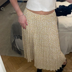 Gulblommig långkjol - En plisserad långkjol från Gina Tricot💛 Använd 4 ggr kanske och är i superbra skick! Säljer då jag föredrar kortare kjolar💛 Strl 36 men är stretchig i midjan. Fint mönster!